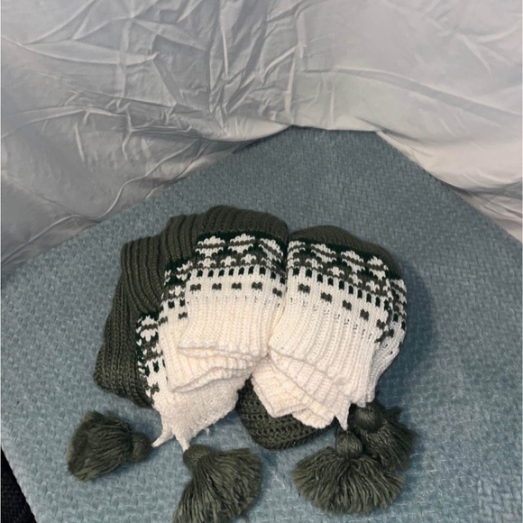 Threshold Other - Threshold Green and White Knit Throw with Tassels